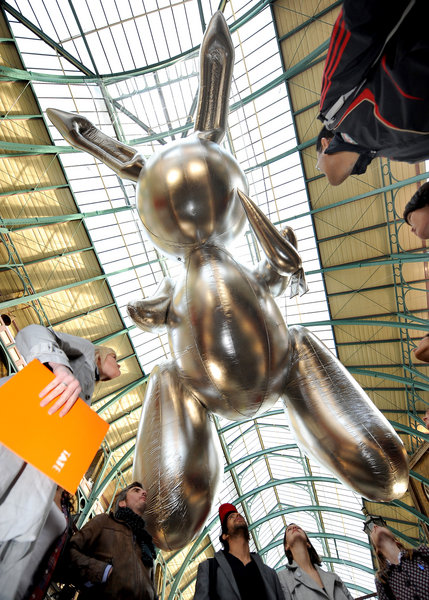 Artist Jeff Koons' giant 53 foot rabbit balloon is exhibited in Covent Garden Market to publicise Pop Life: Art in a Material World at Tate Modern, London. [CFP]