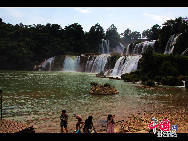 The Detian Waterfall is over 200 meters wide and has a drop of more than 70 meters. Its water rushes down a three-tiered cliff with tremendous force. It is the largest waterfall in Asia, and the second largest transnational waterfall in the world, connecting with a waterfall in Vietnam. The fall is awe-inspiring, and its thunder is audible before it even comes into view.[Photo by Chen Zhu]