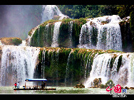 The Detian Waterfall is over 200 meters wide and has a drop of more than 70 meters. Its water rushes down a three-tiered cliff with tremendous force. It is the largest waterfall in Asia, and the second largest transnational waterfall in the world, connecting with a waterfall in Vietnam. The fall is awe-inspiring, and its thunder is audible before it even comes into view.[Photo by Chen Zhu]