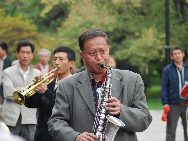 The Sun Yatsen district small music troupe plays and sings in a public park in Shenyang, capital of China's northeastern province of Liaoning on October 8, 2009. The band played a series of jazz numbers before ending their performance with a rousing chorus of the workers hymn 'the Internationale.' [Photo by John Sexton/China.org.cn] 