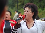 The Sun Yatsen district small music troupe plays and sings in a public park in Shenyang, capital of China's northeastern province of Liaoning on October 8, 2009. The band played a series of jazz numbers before ending their performance with a rousing chorus of the workers hymn 'the Internationale.' [Photo by John Sexton/China.org.cn] 