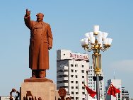 A giant statue of Chairman Mao Zedong gestures to the future in Shenyang, capital of China's northeastern province of Liaoning.  [Photo by John Sexton/China.org.cn] 