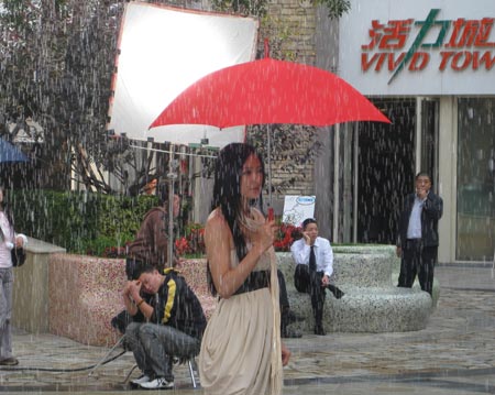 Qin Lan performs in Umbrella. [Fan Junmei/China.org.cn]