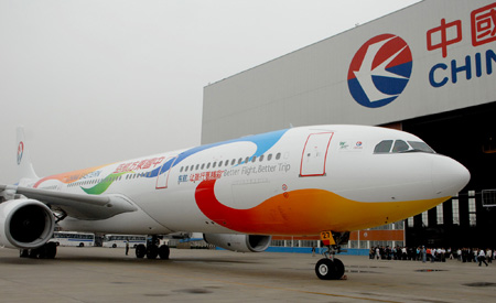 Photo taken on Oct. 12, 2009 shows the florid drawing plane Volunteer of World Expo 2010 during an unveiling ceremony to mark the 200-day countdown to the World Expo 2010, on the tarmac of Hongqiao Airport, in Shanghai, east China. This is the 3rd of the 6 florid drawing planes provided by the China Eastern Airlines Corporation Ltd to the World Expo. [Huang Guoqing/Xinhua]