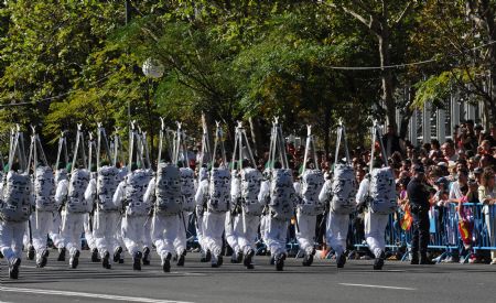 Soldiers take part in a military parade during Spain's National Day celebration in Madrid, Spain, Oct. 12, 2009. Some 4,000 soldiers have marched through Madrid as air force jets combed the sky leaving trails of red and yellow smoke in the shape of the Spanish flag marking the annual Oct. 12 national holiday. [Chen Haitong/Xinhua]