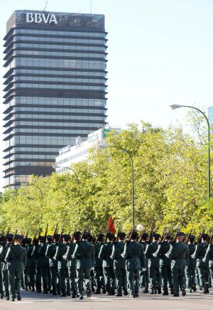 Soldiers take part in a military parade during Spain's National Day celebration in Madrid, Spain, Oct. 12, 2009. Some 4,000 soldiers have marched through Madrid as air force jets combed the sky leaving trails of red and yellow smoke in the shape of the Spanish flag marking the annual Oct. 12 national holiday. [Chen Haitong/Xinhua]