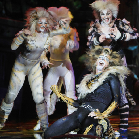 Photo taken on Oct. 11, 2009 shows a scene of the musical 'Cats', which captures the title of longest-running show in Broadway history, at the Tianjin Theater in north China's Tianjin Municipality. [Ma Zhiwei/Xinhua] 