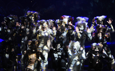 Photo taken on Oct. 11, 2009 shows a scene of the musical 'Cats', which captures the title of longest-running show in Broadway history, at the Tianjin Theater in north China's Tianjin Municipality. [Ma Zhiwei/Xinhua] 