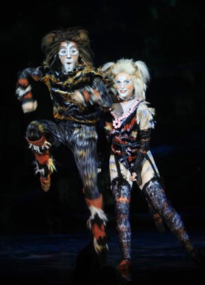 Photo taken on Oct. 11, 2009 shows a scene of the musical 'Cats', which captures the title of longest-running show in Broadway history, at the Tianjin Theater in north China's Tianjin Municipality. [Ma Zhiwei/Xinhua]