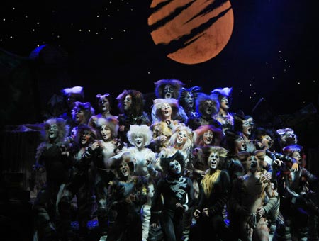 Photo taken on Oct. 11, 2009 shows a scene of the musical 'Cats', which captures the title of longest-running show in Broadway history, at the Tianjin Theater in north China's Tianjin Municipality. [Ma Zhiwei/Xinhua]