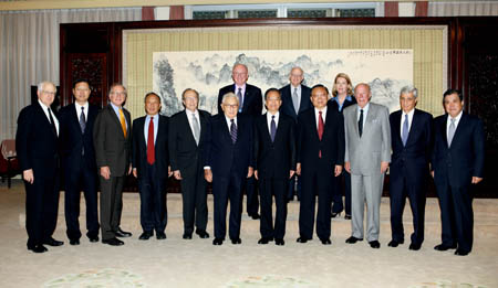 Chinese Premier Wen Jiabao (R5, front) poses with delegates of the inaugural China-US Track Two High Level Dialogue in Beijing, capital of China, Oct. 12, 2009. [Yao Dawei/Xinhua]
