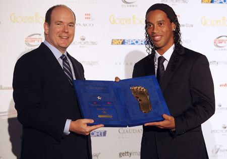 Prince Albert II of Monaco presents Brazilian soccer player Ronaldinho, with the Golden Foot 2009 award, Monday, Oct. 12, 2009, in Monaco. Ronaldino received the Golden Foot 2009 award. [Xinhua/AFP]