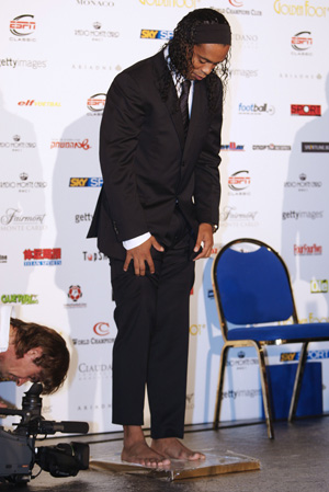 Brazilian soccer player Ronaldinho, is seen having his footprint cast, during the Golden Foot 2009 ceremony, Monday, Oct. 12, 2009, in Monaco. Ronaldino received the Golden Foot 2009 award.[Xinhua/Reuters]