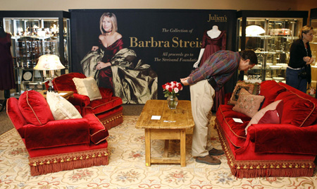 Visitors look over furniture and other items at a press preview of items from an auction 'The Collection of Barbra Streisand' in Beverly Hills Oct. 12, 2009. Julien's Auctions will offer items collected by singer Barbra Streisand at auction on October 17 and 18, with proceeds going to The Streisand Foundation. [Xinhua/Reuters]