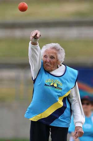 Ruth Frith, a 100-year-old from Australia, competes in the women's 75+ shot put final at the World Masters Games in Sydney Olympic Park October 11, 2009. [Xinhua/AFP]