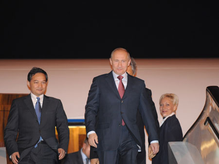 Russian Prime Minister Vladimir Putin arrives in Beijing on Oct. 12, 2009 for a three-day official visit to China. (Xinhua/Ding Lin)