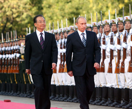 Chinese Premier Wen Jiabao (L) holds a welcome ceremony for visiting Russian Prime Minister Vladimir Putin in Beijing on Oct. 13, 2009.