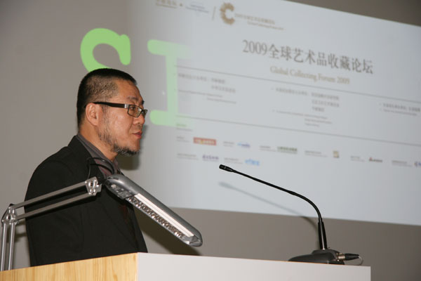 Wang Huangsheng, director of the Art Museum of China Central Academy of Fine Arts, gives a speech at the Global Collecting Forum on October 11, 2009 in Beijing.