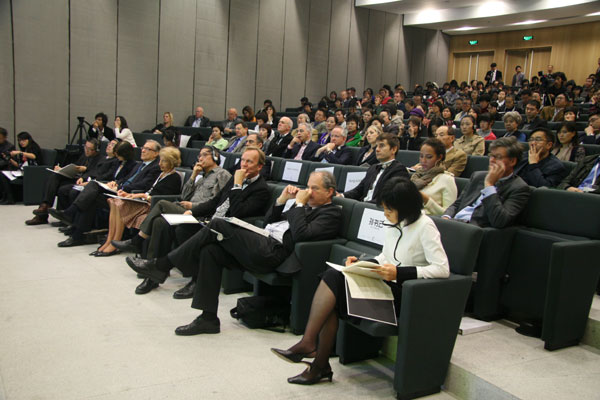 Audience members listen to discussions at the Global Collecting Forum on October 11, 2009 in Beijing.