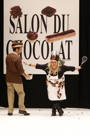 French TV host Valerie Damidot (R) presents a creation at the 15th Salon du Chocolat (Paris Chocolate Show) in Paris October 13, 2009.[Xinhua/Reuters]