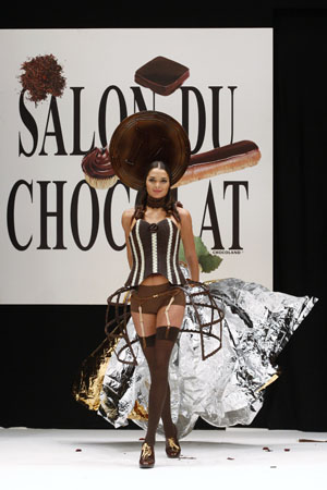 Model Laetitia Rey presents a creation at the 15th Salon du Chocolat (Paris Chocolate Show) in Paris October 13, 2009. [Xinhua/Reuters]