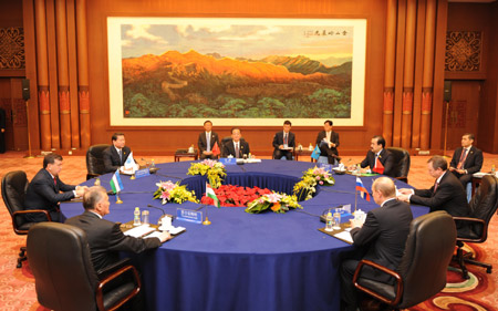 Chinese Premier Wen Jiabao (C) chairs the eighth prime ministers' meeting of the Shanghai Cooperation Organization member states at the Great Hall of the People in Beijing, capital of China, Oct. 14, 2009. (Xinhua/Ma Zhancheng)