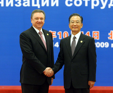 Chinese Premier Wen Jiabao (R) shakes hands with Kyrgyz Prime Minister Igor Chudinov prior to the eighth prime ministers' meeting of the Shanghai Cooperation Organization member states at the Great Hall of the People in Beijing, capital of China, Oct. 14, 2009. (Xinhua/Liu Weibing)