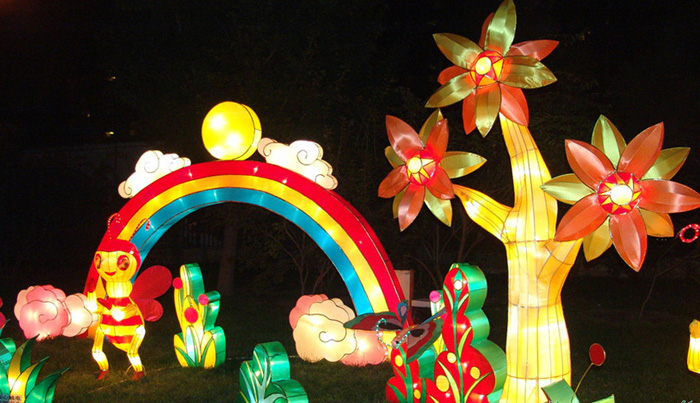  The annual Lantern Festival was held in the Longtanhu Park over the National Day Holiday. Fairy tales were the common theme of this year's festival, with well-known stories such as The Ugly Duckling, Pinocchio, The Little Match Girl and Cinderella all on display. For visitors, the most dynamic and spectacular performance was the grand musical fountain. [Photo: sohu.com] 