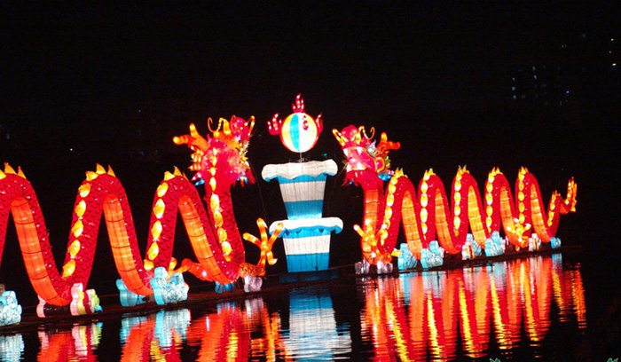  The annual Lantern Festival was held in the Longtanhu Park over the National Day Holiday. Fairy tales were the common theme of this year's festival, with well-known stories such as The Ugly Duckling, Pinocchio, The Little Match Girl and Cinderella all on display. For visitors, the most dynamic and spectacular performance was the grand musical fountain. [Photo: sohu.com]