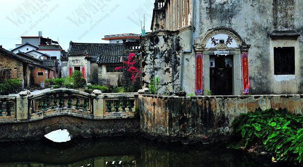 Most of Dapu's 500,000 residents are of the Hakka ethnic group. Although Hakka people are among the most conservative in maintaining their life and cultural traditions, they are also known for their readiness to take risks and seek new opportunities abroad.
