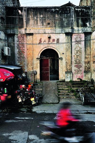 There is a grey stone road that runs through the ancient town, stretching its way to an old dock. Walking down here one can see native vendors selling all kinds of local products like tobacco, herbal medicine, bamboo chairs, and freshly-picked vegetables.