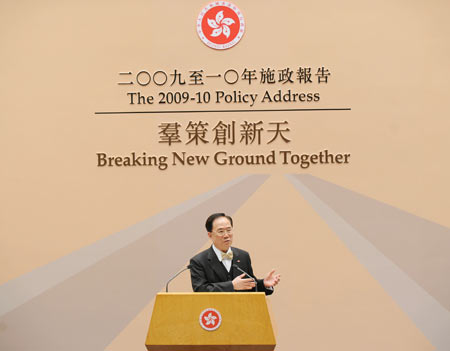 Chief Executive of the Hong Kong Special Administrative Region (HKSAR) Donald Tsang Yam-kuen holds a press conference after delivering his 2009-10 policy address at the Legislative Council in south China's Hong Kong, Oct. 14, 2009. (Xinhua/Chen Duo)