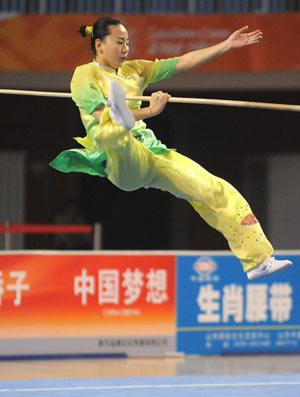 Kan Wencong from Hebei competes during the spearplay competition of women's individual all-around event for spearplay and swordplay in martial arts at China's 11th National Games in Binzhou, east China's Shandong Province, Oct. 14, 2009. Kan ranked the second place with 19.63 points in total. [Xu Yu/Xinhua]