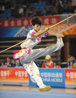 Zhao Shi from Shanxi competes during the spearplay competition of women's individual all-around event for spearplay and swordplay in martial arts at China's 11th National Games in Binzhou, east China's Shandong Province, Oct. 14, 2009. Zhao ranked the third place with 19.51 points in total. [Xu Yu/Xinhua]