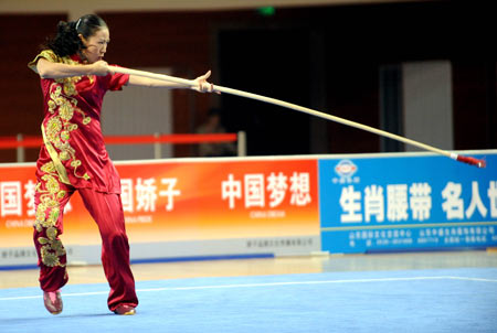 Ma Ling Juan from Anhui competes during the spearplay competition of women's individual all-around event for spearplay and swordplay in martial arts at China's 11th National Games in Binzhou, east China's Shandong Province, Oct. 14, 2009. Ma claimed the title with 19.64 points in total. [Xu Yu/Xinhua]