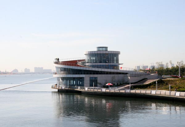 This photo taken on Wednesday, October 14, 2009 shows the terminal tower of the rowing event on the west bank of the Rizhao Aquatic Sports Base, in east China's Shandong province.The rowing and canoe/kayak races of the 11th National Games of China will be held in the base from October 15 to 27. [CRI]