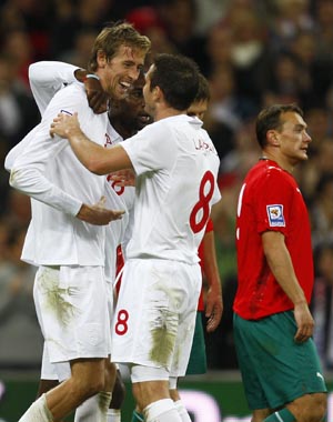 England's Peter Crouch (L) celebrates with Frank Lampard after scoring his second goal during the World Cup 2010 qualifying soccer match against Belarus at Wembley Stadium in London, October 14, 2009. [Xinhua/Reuters] 