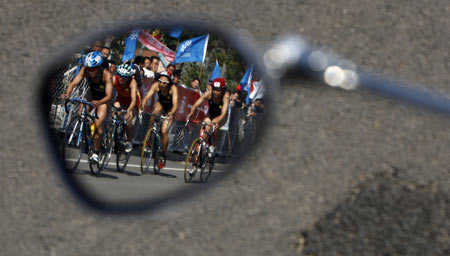 Athletes compete during the 40-kilometer bicycle race in the women's triathlon at the China's 11th National Games in Weihai City, east China's Shandong Province, Oct. 14, 2009. [Fei Maohua/Xinhua]