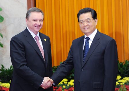 Chinese President Hu Jintao (R) shakes hands with Kyrgyz Prime Minister Igor Chudinov at the Great Hall of the People in Beijing, capital of China, Oct. 14, 2009.[Fan Rujun/Xinhua]