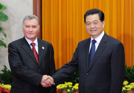 Chinese President Hu Jintao (R) shakes hands with Tajik Prime Minister Akil Akilov at the Great Hall of the People in Beijing, capital of China, Oct. 14, 2009.[Fan Rujun/Xinhua]