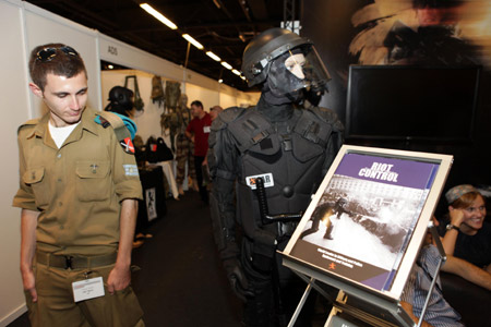 Israeli soldiers visit the Israel Defense Exhibition in Tel Aviv Wednesday October 14, 2009. [Xinhua]