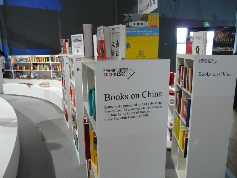 Books exhibit in the bookshelf of 'Books on China' are from pubilishers all over the world in Frankfurt Book Fair in Frankfurt, Germany, Oct. 13, 2009. [China.org.cn]