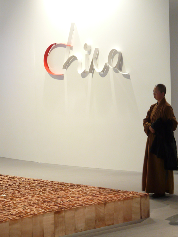 A monk visits the exhibition hall in Frankfurt Book Fair in Frankfurt, Germany, Oct. 13, 2009. [China.org.cn]