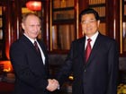China's Hu meets Russia's Putin, painting rosy future