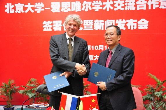 Martin Tanke, L, shakes hands with PKU Vice President Liu Jianhua after signing the agreement. [Maverick Chen / China.org.cn]