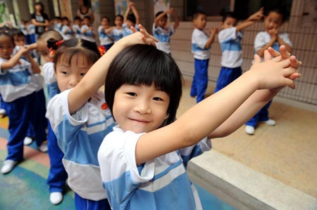 Students do handwashing exercise at Jingtai Primary Schoolin Guangzhou, southeast China's Guangdong Province, on Oct. 15, 2009, the Global Handwashing Day. [Liu Dawei/Xinhua] 