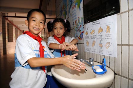 Students wash their hands at Jingtai Primary School in Guangzhou, south China's Guangdong Province, on Oct. 15, 2009, the Global Handwashing Day. [Liu Dawei/Xinhua] 