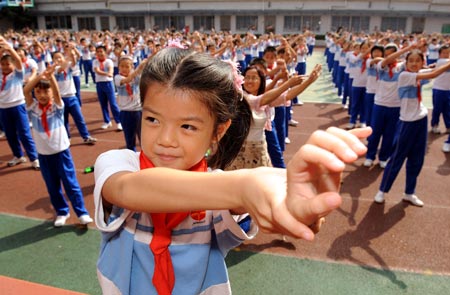 Students do handwashing exercise at Jingtai Primary School in Guangzhou, southeast China's Guangdong Province, on Oct. 15, 2009, the Global Handwashing Day. [Liu Dawei/Xinhua]