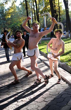 French participants perform during the opening of the 'International Street Art Festival', in Bishkek, capital of Kyrgyzstan, Oct. 14, 2009. Performers from France, Kazakstan, Germany, Belgium and Kyrgyzstan took part in the event.[Sadat/Xinhua]