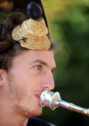 A French performer plays musical instrument during the opening of the 'International Street Art Festival', in Bishkek, capital of Kyrgyzstan, Oct. 14, 2009. Performers from France, Kazakstan, Germany, Belgium and Kyrgyzstan took part in the event.[Sadat/Xinhua]